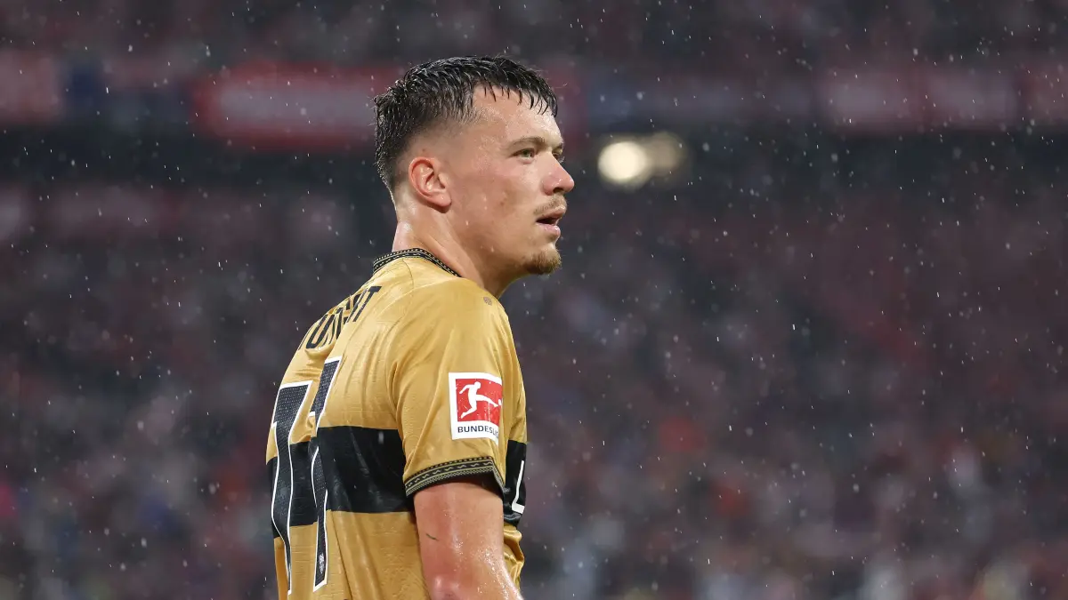 BAU // 2026.08.28, Deutschland, Bayern Fußball FC Bayern München vs. VfB Stuttgart, Dzenan Pejcinovic (VfB)
Gemäß den Vorgaben der DFL Deutsche Fußball Liga ist es untersagt,
in dem Stadion und/oder vom Spiel angefertigte Fotoaufnahmen in Form von Sequenzbildern
und/oder videoähnlichen Fotostrecken zu verwerten bzw. verwerten zu lassen.
DFL, DFB regulations prohibit any use of photographs as image sequences and/or quasi-video.