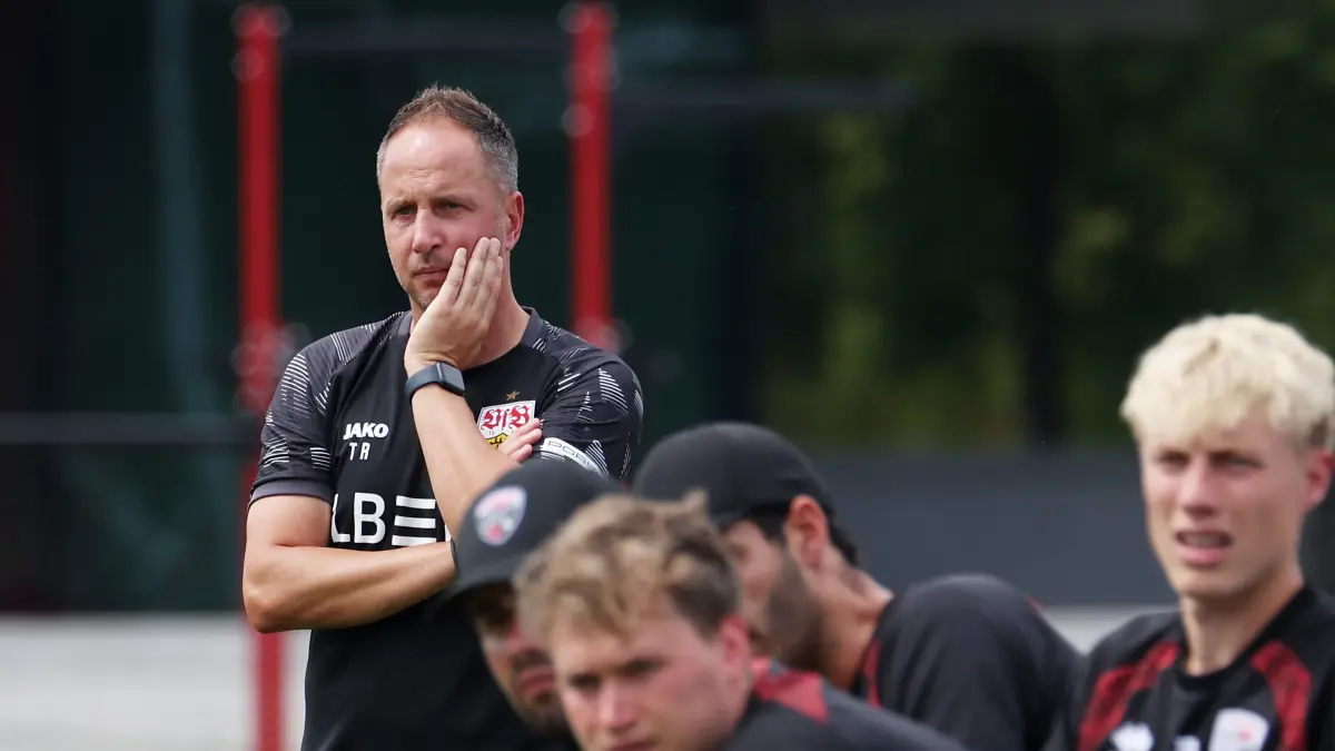 BAU // 2026.08.15, Deutschland, Stuttgart Fußball U19 VfB Stuttgart vs. FC Ingolstadt 04, Trainer Tobias Rathgeb (VfB, links)