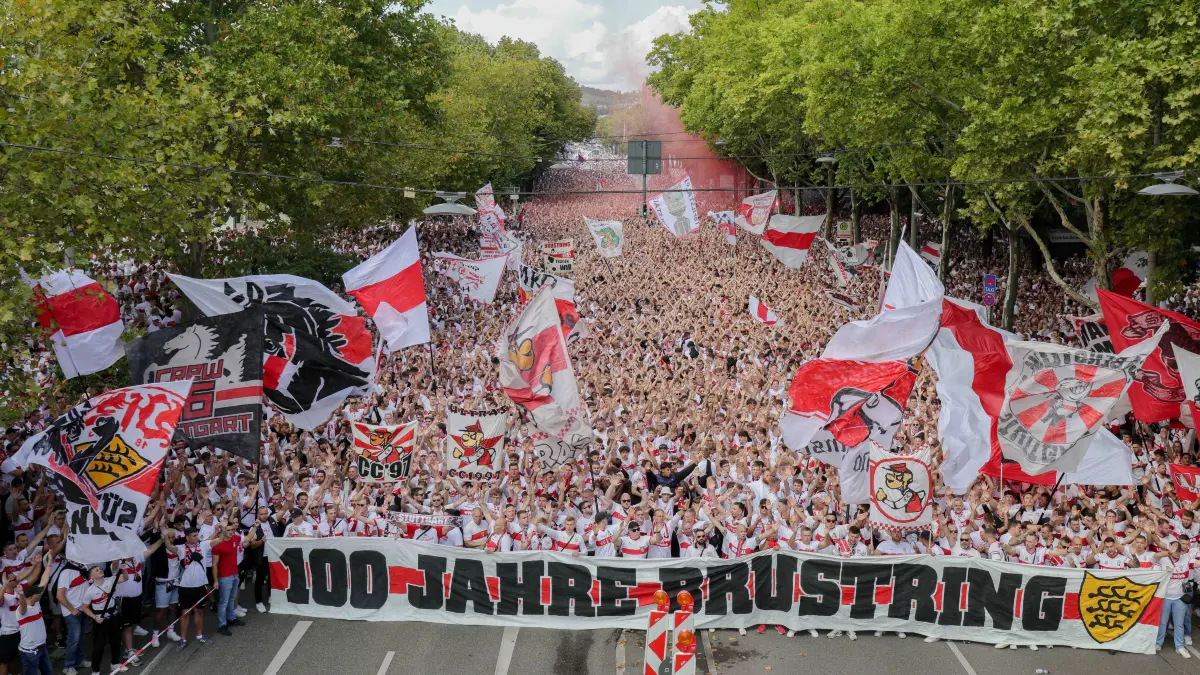 Die Karawane Cannstatt letztes Jahr zum Heimspielauftakt gegen Borussia Mönchengladbach.