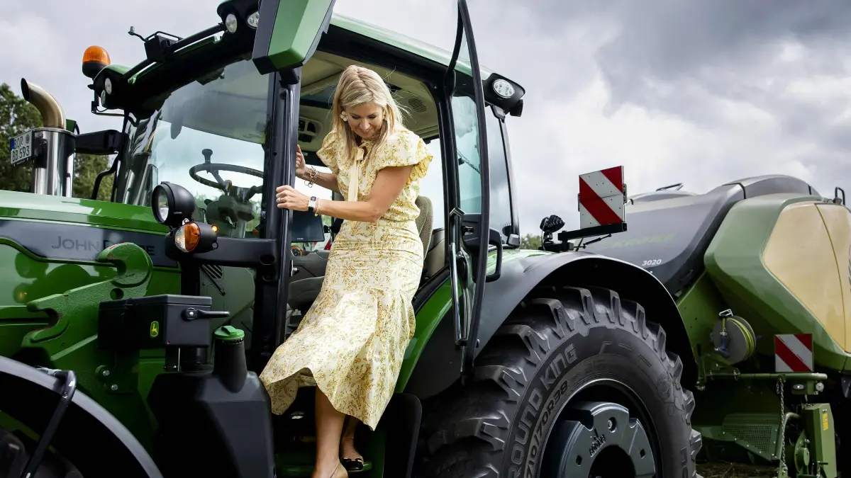 NETHERLANDS-ROYALS-CONSTRUCTION-ENVIRONMENT: Queen Maxima of the Netherlands steps out of a tractor during a visit to a fibre hemp farm as part of a working visit to the Achterhoek region focused on biobased construction and making buildings more sustainable, in Hengelo, on September 3, 2026. (Photo by Sem van der Wal / ANP / AFP) / Netherlands OUT