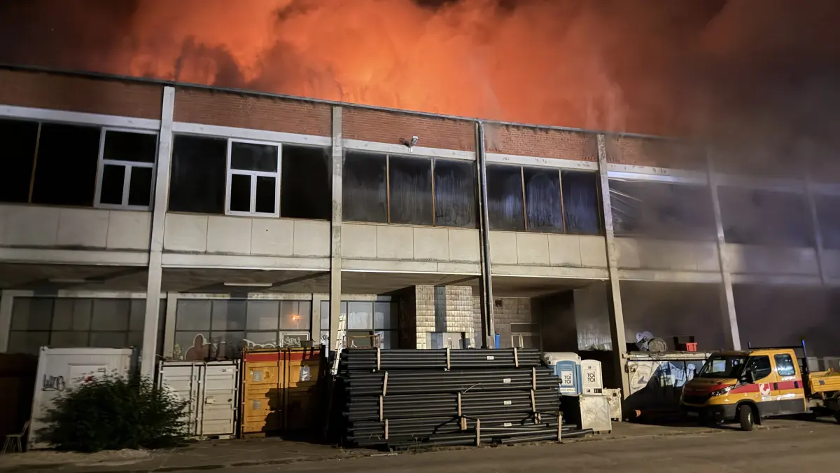 Brand in Ulm - Lagerhalle in der Magirusstraße steht am Mittwochabend, 2.9., in Flammen.