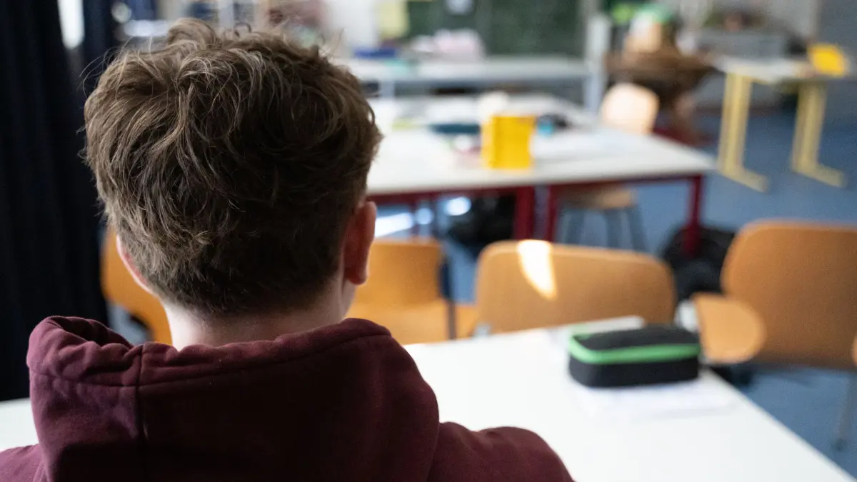 ARCHIV - 11.04.2025, Bayern, ---: Ein Schüler sitzt an einem Tisch im Klassenzimmer einer Schule. (zu dpa: «Studie: Schlaflosigkeit und Sorgen bei Schülern») Foto: Leonie Asendorpf/dpa +++ dpa-Bildfunk +++