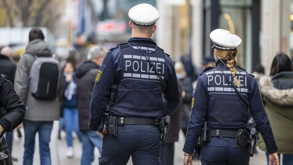 Ab morgen gilt der Lockdown. Polizeistreife auf der Königstraße. Letzter Einkaufstag vor Weihnachten in der Stuttgarter Fußgängerzone. Die Flaniermeile Königstraße ist trotz Corona-Pandemie gut besucht. Die meisten Menschen tragen eine Schutzmaske. // DEU, Deutschland, Baden-Württemberg, Stuttgart, 15.12.2020 *** Lockdown applies from tomorrow Police patrol on Königstraße Last shopping day before Christmas in Stuttgarts pedestrian zone The Königstraße promenade is well attended despite the Corona pandemic Most people wear a protective mask DEU, Germany, Baden Württemberg, Stuttgart, 15 12 2020