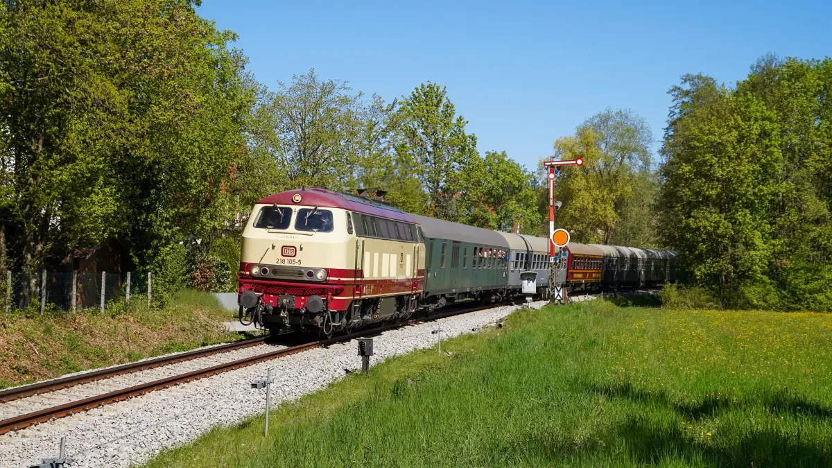 Diesellok der Baureihe 218 am 01.05.2026 auf der Ammerseebahn bei Utting. Copyright, Leon Raithel