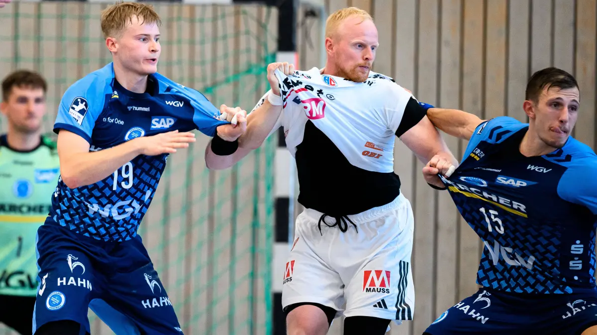 Altensteig: SCup - 26/27 - HC Erlangen - TVB Stuttgart Linus Schmid Stuttgart, Sebastian Firnhaber HC Erlangen, Simone Mengon Stuttgart Altensteig Eichwaldhalle Baden-Württemberg Deutschland *** Altensteig SCup 26 27 HC Erlangen TVB Stuttgart Linus Schmid Stuttgart, Sebastian Firnhaber HC Erlangen, Simone Mengon Stuttgart Altensteig Eichwaldhalle Baden-Württemberg Germany