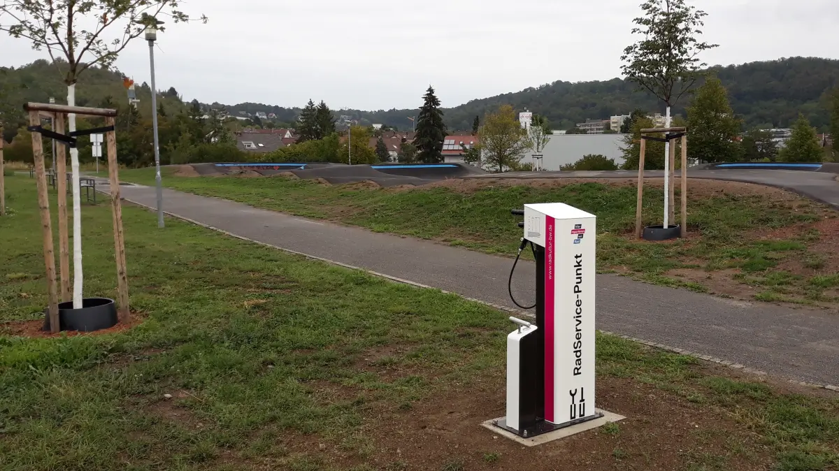 An der Leonberger Pumptrack-Anlage gibt es jetzt eine neue Radservicestation.