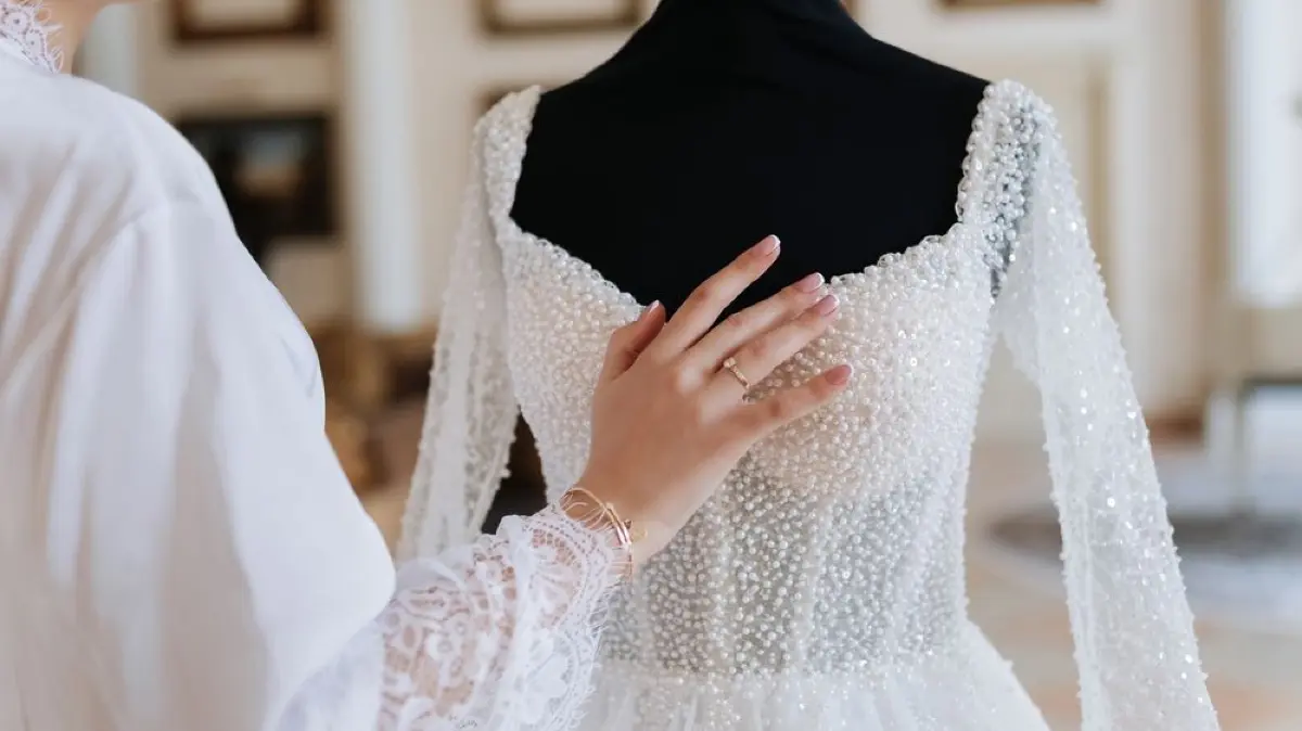 Ein Brautkleid ist meist einer der größten Posten im Hochzeitsbudget. Wie man Geld sparen und trotzdem im Traumkleid heiraten kann.