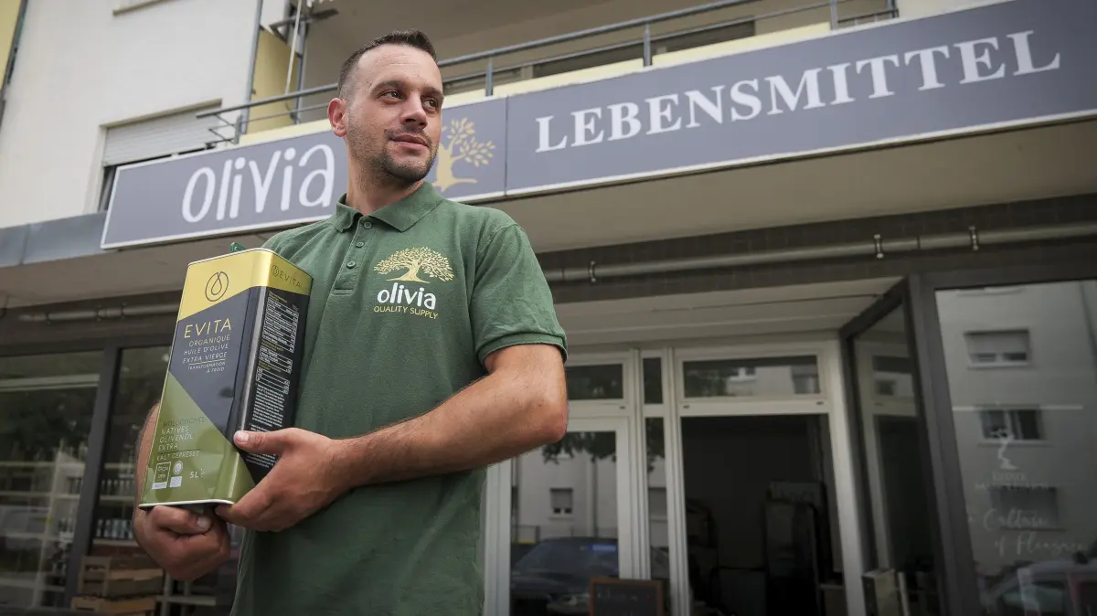 Olivia: Kornwestheim - Vom Online-Shop zu "echten" Laden: Lazaraos Papadopoulos eröffnet einen griechischen Feinkostladen in der Ludwig-Herr-Straße