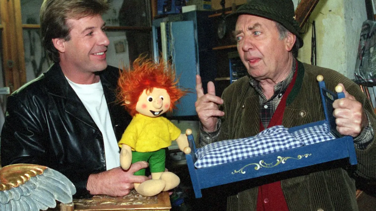 Der Schlagerstar Patrick Lindner (l) und der Schauspieler Hans Clarin stehen 1999 für den Kinofilm von "Pumuckl und das Zirkusabenteuer" gemeinsam vor der Kamera. Hans Clarin spielt darin den neuen "Meister Eder" (als Nachfolger des verstorbenen Gustl Bayrhammer) und spricht gleichzeitig auch Pumuckl. Patrick Lindner, gelernter Koch, verkörpert einen Konditor.
