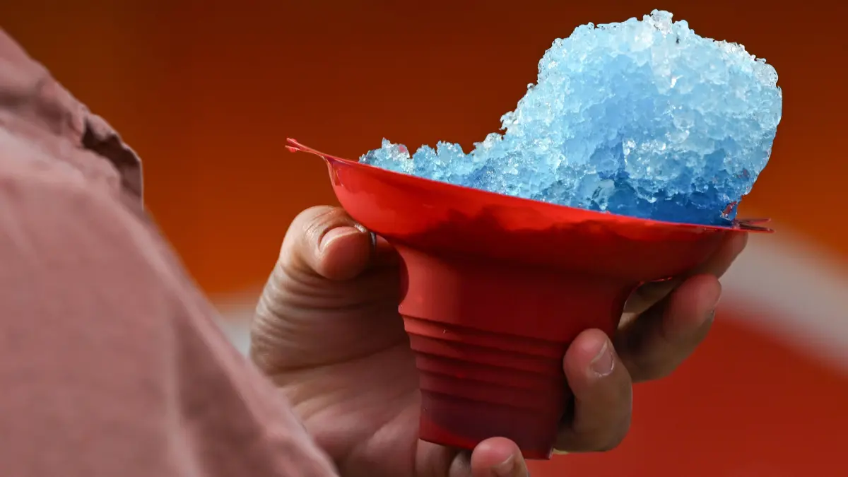 Edmontons Summer Festivals Sizzle With Street Food Delights EDMONTON, CANADA JULY 18: A person holds a cup with a frozen slush during a bustling summer festival in Edmonton, Alberta, Canada, on July 18, 2025. Edmonton Canada PUBLICATIONxNOTxINxFRA Copyright: xArturxWidakx originalFilename: widak-edmonton250719_npBpK.jpg