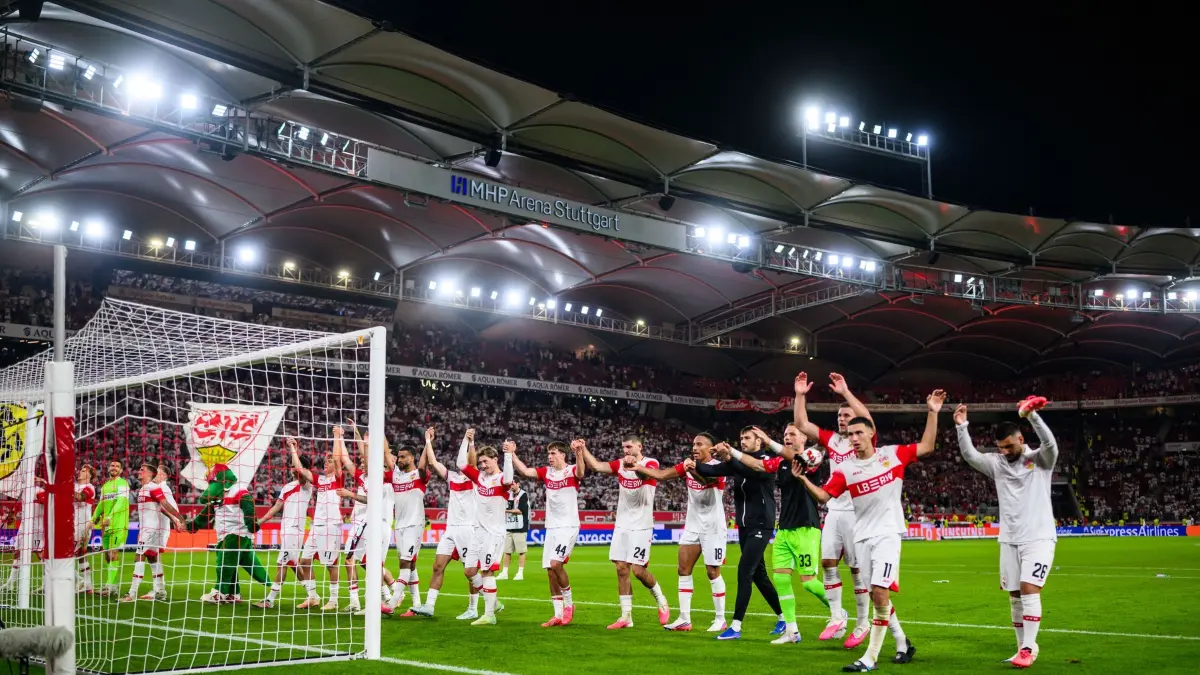 VfB Stuttgart - 1. FC Köln: 04.09.2026, Baden-Württemberg, Stuttgart: Fußball, Männer: Bundesliga, VfB Stuttgart - 1. FC Köln, 2. Spieltag, MHPArena. Die Spieler des VfB Stuttgart jubeln nach dem Spiel und bedanken sich bei den Fans für die Unterstützung. Foto: Tom Weller/dpa - WICHTIGER HINWEIS: Gemäß den Vorgaben der Bundesliga bzw. des DFB Deutscher Fußball-Bund ist es untersagt, in dem Stadion und/oder vom Spiel angefertigte Fotoaufnahmen in Form von Sequenzbildern und/oder videoähnlichen Fotostrecken zu verwerten bzw. verwerten zu lassen. +++ dpa-Bildfunk +++
