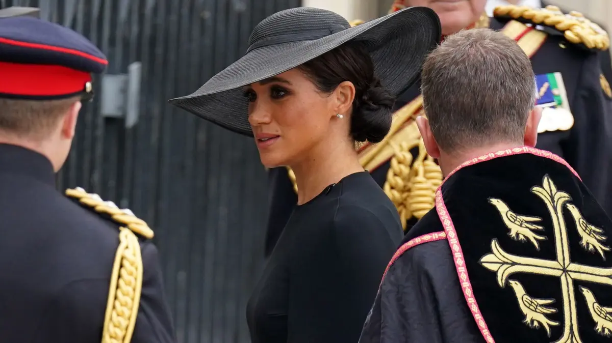 Meghan (M), Herzogin von Sussex, trifft 2022 zur Trauerfeier vor der Beisetzung von Königin Elizabeth II. in der Westminster Abbey ein.