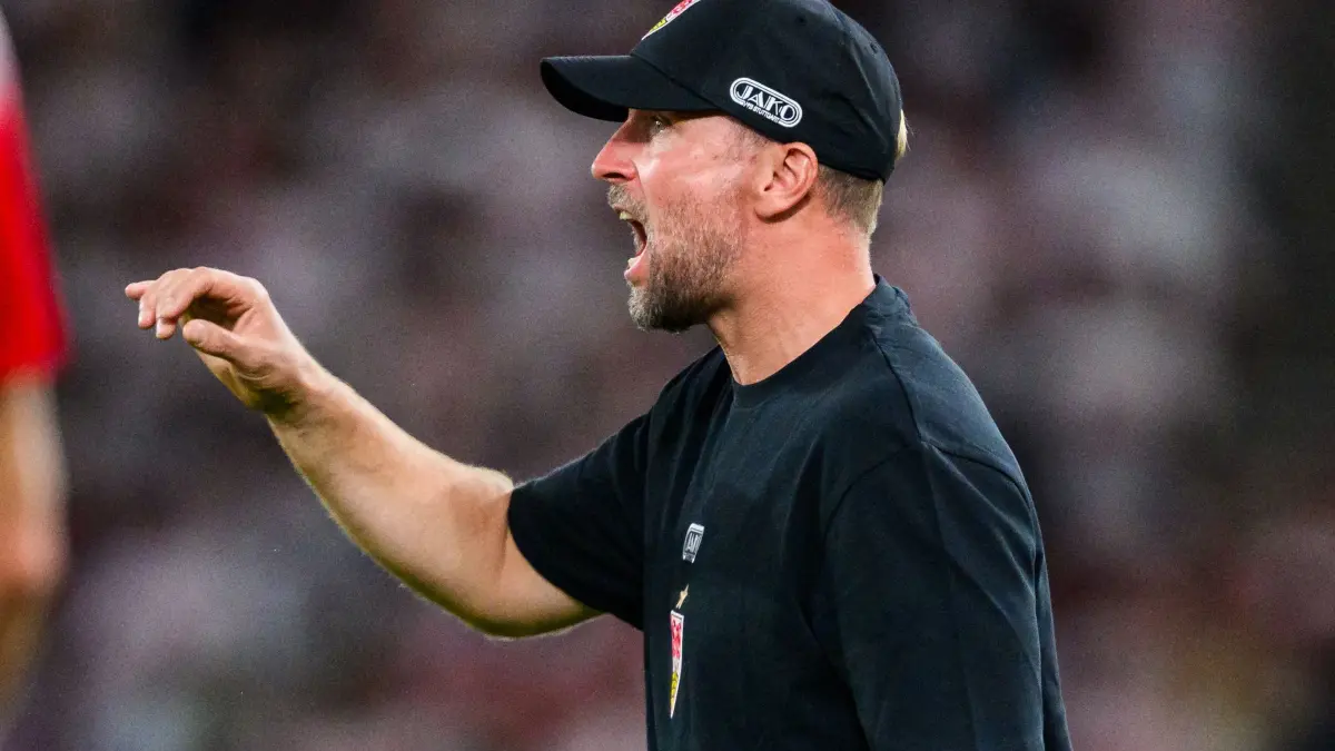 VfB Stuttgart - 1. FC Köln: 04.09.2026, Baden-Württemberg, Stuttgart: Fußball, Männer: Bundesliga, VfB Stuttgart - 1. FC Köln, 2. Spieltag, MHPArena. Trainer Sebastian Hoeneß (VfB Stuttgart) gestikuliert. Foto: Tom Weller/dpa - WICHTIGER HINWEIS: Gemäß den Vorgaben der Bundesliga bzw. des DFB Deutscher Fußball-Bund ist es untersagt, in dem Stadion und/oder vom Spiel angefertigte Fotoaufnahmen in Form von Sequenzbildern und/oder videoähnlichen Fotostrecken zu verwerten bzw. verwerten zu lassen. +++ dpa-Bildfunk +++