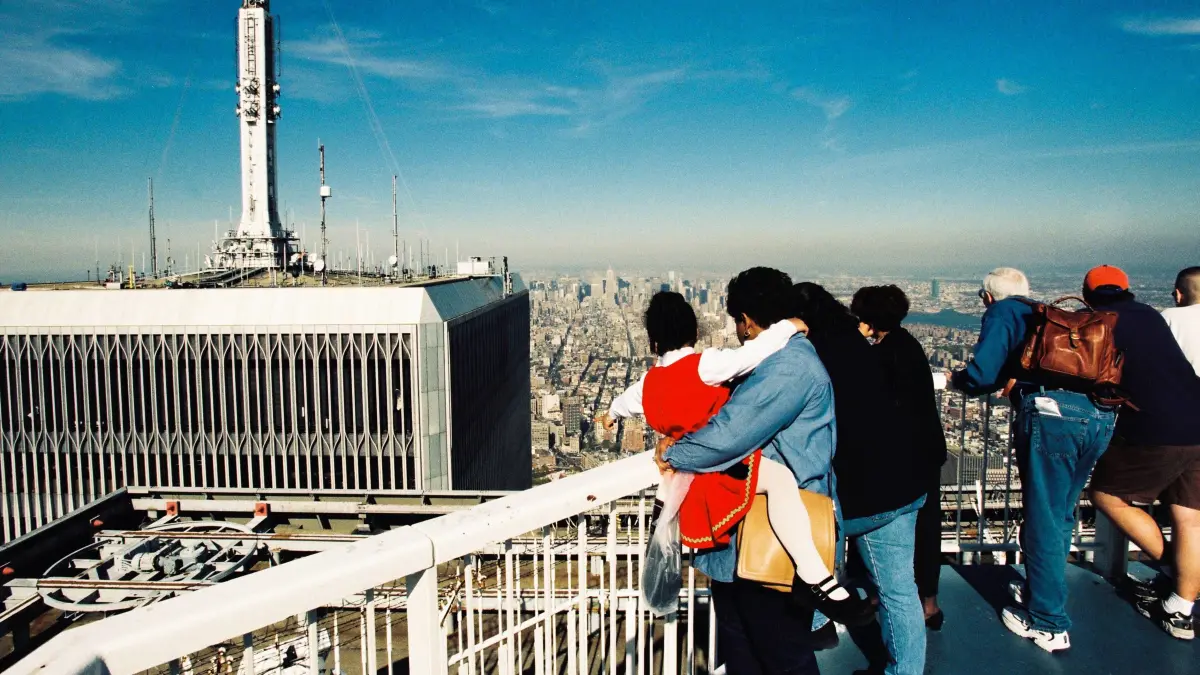 Top of the WTC in NYC Menschen (mit Kind) auf dem Dach des World-Trade-Center in New York. Auf dem Dach eines der beiden Türme des WTC in New York /U.S.A. im September 2000. Im Hintergrund erkennt man das Emire-State-Building und eine Dunstglocke über Manhattan. WTC; World-Trade-Center; New York City; Dach des WTC; Menschen auf dem Dach des Worlld-Trade-Center; Twin-Towers; On Top of the Twin-Towers in New York. Menschen schauen vom Dach des WTC auf Manhattan. Berlin Berlin Deu *** Top of the WTC in NYC People with a child on the roof of the World Trade Center in New York On the roof of one of the two towers of the WTC in New York USA in September 2000 In the background you can see the Emire State Building and a haze over Manhattan WTC World Trade Center New York City Roof of the WTC People on the roof of the Worlld Trade Center Twin