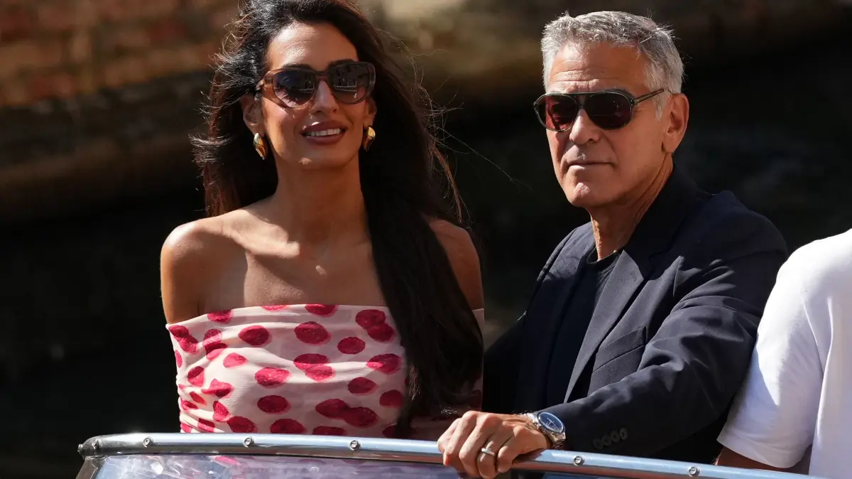 Amal Clooney und George Clooney am 4. September 2026 bei ihrer Ankunft zur Veranstaltung „The Future of Creativity“ im Rahmen der 83. Filmfestspiele von Venedig.