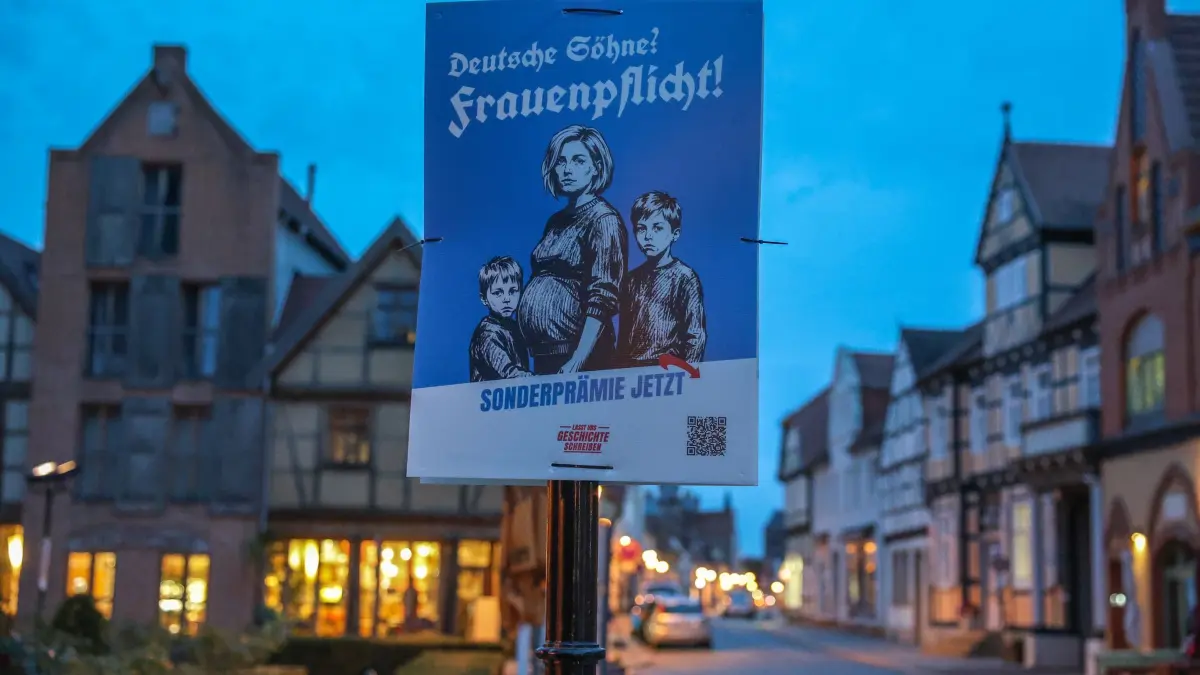 Demokratische Kunstinstallation: 04.09.2026, Sachsen-Anhalt, Tangermünde: Mitglieder vom «Gemeinschaftsbund Demokratischer Deutscher für ein zukunftsfähiges Sachsen-Anhalt» installierten am Morgen in Tangermünde Plakate und Bannerflaggen an Geschäften und Gebäuden.
Dahinter steckt ein Verbund aus Menschen verschiedenster politischer Richtungen, die sich Sorgen um die Zukunft Sachsen-Anhalts machen und kurz vor der Wahl darauf aufmerksam machen wollen. Foto: Peter Gercke/dpa +++ dpa-Bildfunk +++