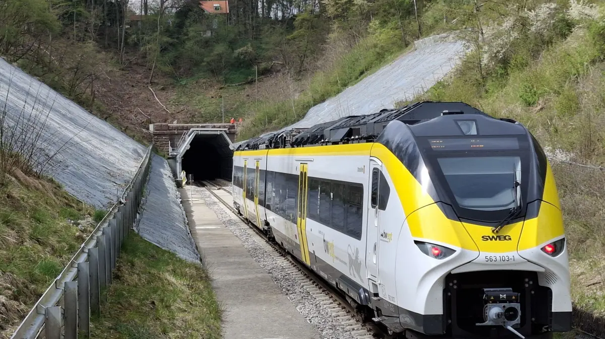 Ab diesem Samstag, 5. September, verkehren die Züge der Hermann-Hesse-Bahn wieder mit ihrer üblichen Geschwindigkeit.