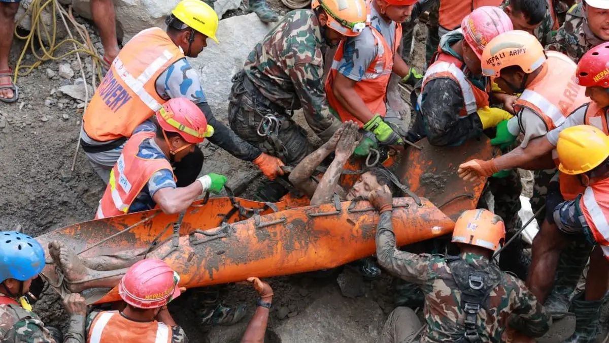 Auf diesem von der nepalesischen Armee zur Verfügung gestellten Foto retten Soldaten im Rahmen einer laufenden Rettungsaktion am Wasserkraftprojekt Trishuli 3A im nepalesischen Distrikt Rasuwa einen Arbeiter lebend aus einem Tunnel.