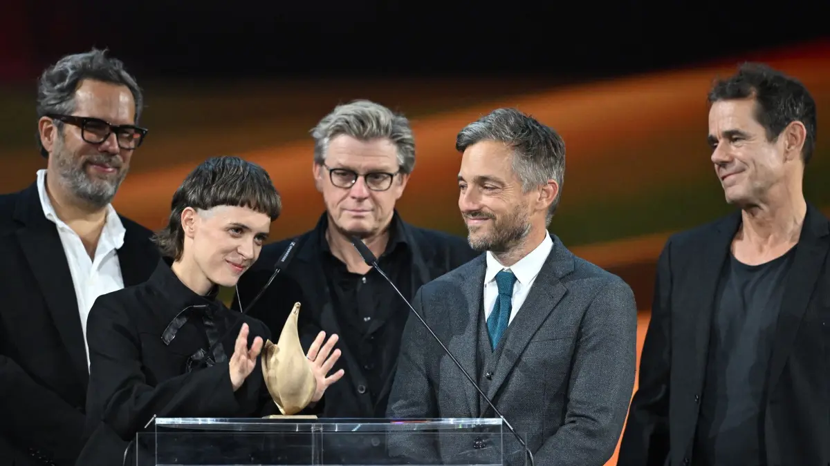 Verleihung Medienpreis Goldene Henne: 04.09.2026, Sachsen, Leipzig: Die Regisseure der Serie "Babylon Berlin", Tom Tykwer (r), Achim von Borries (l), Henk Handloegten und die Schauspieler Liv Lisa Fries und Volker Bruch (2.v.r.) freuen sich bei der Verleihung des Medienpreises Goldene Henne in der Kategorie Fernseh-Event. Verliehen wird der Publikumspreis in vier Kategorien im Rahmen einer ARD-Fernsehgala. Foto: Hendrik Schmidt/dpa +++ dpa-Bildfunk +++