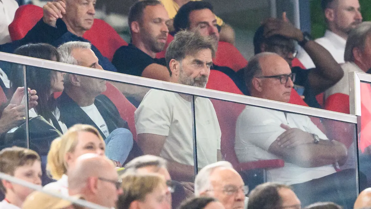 VfB Stuttgart - 1. FC Köln: 04.09.2026, Baden-Württemberg, Stuttgart: Fußball, Männer: Bundesliga, VfB Stuttgart - 1. FC Köln, 2. Spieltag, MHPArena. Bundestrainer Jürgen Klopp (M) beobachtet das Spiel. Foto: Tom Weller/dpa - WICHTIGER HINWEIS: Gemäß den Vorgaben der Bundesliga bzw. des DFB Deutscher Fußball-Bund ist es untersagt, in dem Stadion und/oder vom Spiel angefertigte Fotoaufnahmen in Form von Sequenzbildern und/oder videoähnlichen Fotostrecken zu verwerten bzw. verwerten zu lassen. +++ dpa-Bildfunk +++