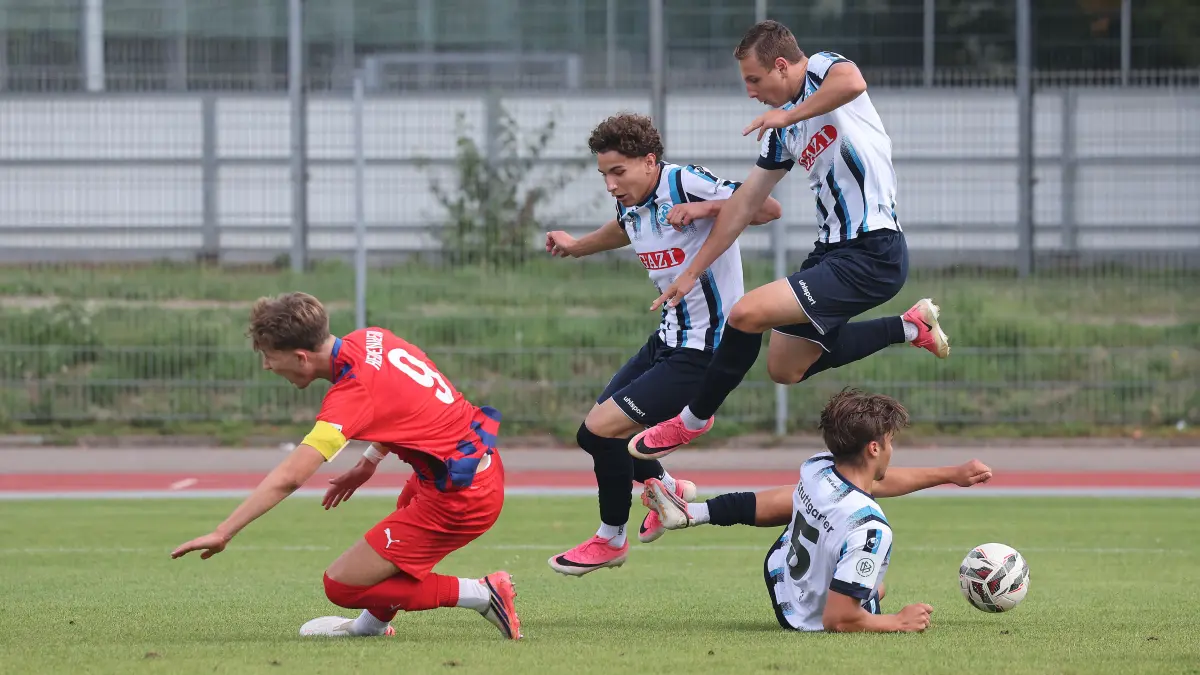 BAU // Stuttgart , U17 Bundesliga DFB-Nachwuchsliga , Stuttgarter Kickers vs. FC Heidenheim , von links: Marlon Prinzen ( HDH ) / Dine Gaxherri ( Kickers ) / Filip Gawryluk ( Kickers ) , unten: Raffael Blind ( Kickers )
