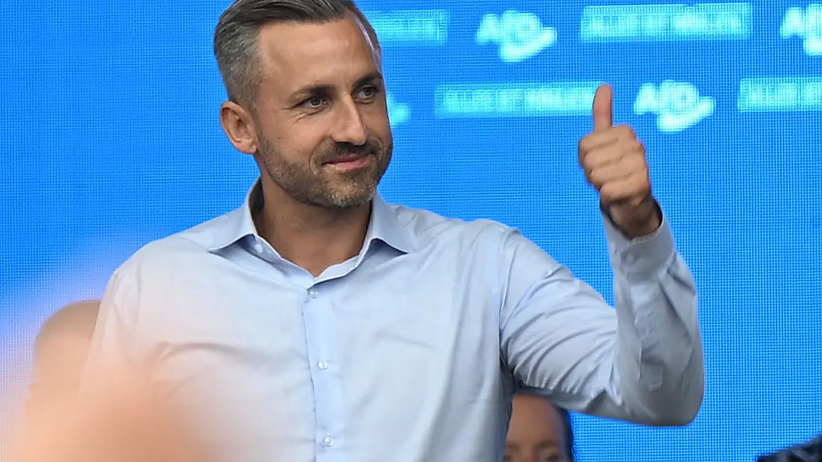 Wahlkampf Sachsen-Anhalt - AfD: 04.09.2026, Sachsen-Anhalt, Magdeburg: Ulrich Siegmund (AfD), Spitzenkandidat und Co-Vorsitzender der AfD-Landtagsfraktion Sachsen-Anhalt, zeigt mit dem Daumen hoch auf der Bühne. Die AfD veranstaltet auf dem Messeplatz Max Wille ein Familienfest zum Wahlkampfabschluss vor den Landtagswahlen am Sonntag. Foto: Michael Brandt/dpa +++ dpa-Bildfunk +++