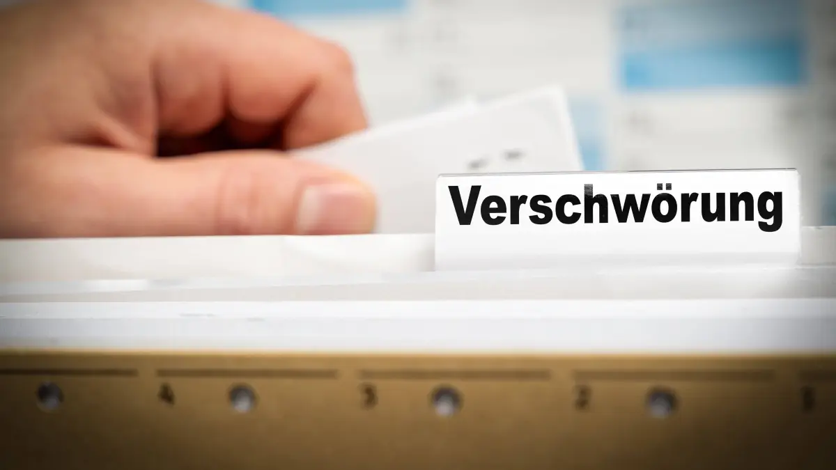 Als belastend empfundene Erfahrungen können Menschen einer Studie zufolge anfälliger für Verschwörungserzählungen machen - allerdings nicht automatisch. Einfluss habe auch die eigene Bewertung.