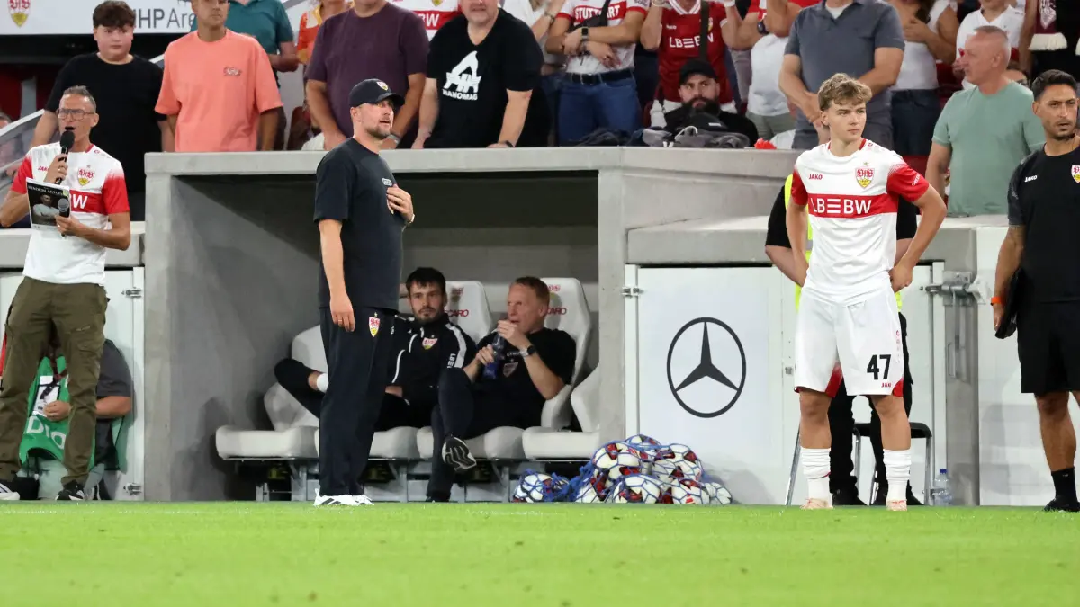 04.09.26 VfB Stuttgart - 1. FC Köln Deutschland, Stuttgart, 04.09.2026, Fussball, Bundesliga, Saison 2026/2027, VfB Stuttgart - 1. FC Köln: v.l. Sebastian Hoeneß Trainer VfB Stuttgart, Yanik Spalt VfB Stuttgart. *** 04/09/26 VfB Stuttgart vs. 1. FC Köln Germany, Stuttgart, September 4, 2026, Soccer, Bundesliga, 20262027 season, VfB Stuttgart vs. 1. FC Köln: Sebastian Hoeneß, Coach of VfB Stuttgart Yanik Spalt, VfB Stuttgart