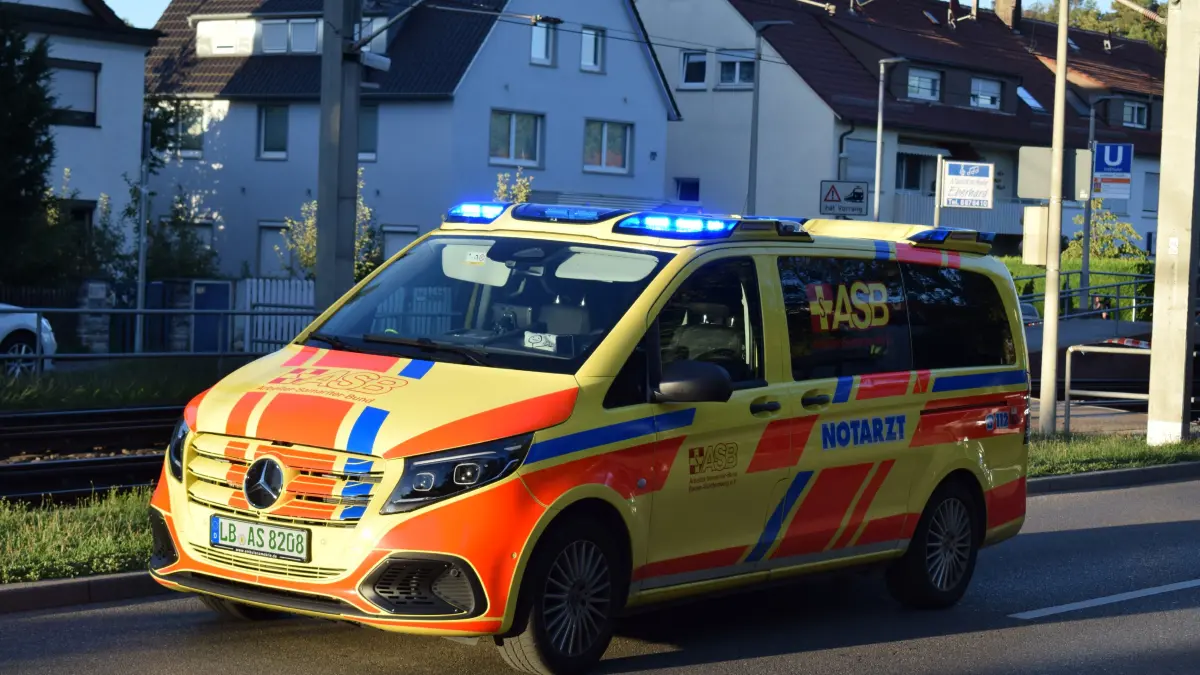 Ein 66 Jahre alter Mann ist am Freitagabend (04.09.2026) an der Stadtbahnhaltestelle Landauer Strasse von einer Stadtbahn erfasst und schwer verletzt worden. Der Mann betrat gegen 18.30 Uhr trotz Warnsignal unachtsam die Gleise am Z-Uebergang, als eine Stadtbahn der Linie U6 aus Richtung Loewen-Markt kommend in die Haltestelle einfuhr. Der Mann wurde anschliessend von der Stadtbahn erfasst. Er erlitt hierdurch lebensgefaehrliche Verletzungen und wurde durch Rettungskraefte in ein Krankenhaus eingeliefert. Die Fahrgaeste in der Stadtbahn blieben unverletzt. Fuer die Unfallaufnahme, zu der ein Gutachter hinzugezogen wurde, wurde der Stadtbahnverkehr fuer zwei Stunden eingestellt. An der Stadtbahn entstand ein Sachschaden von mehreren Hundert Euro.