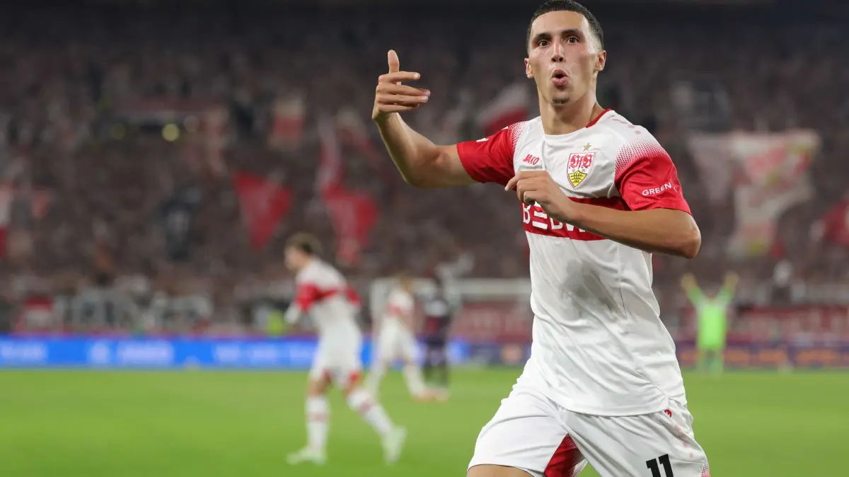 BAU // 2026.09.04, Deutschland, Stuttgart Fußball VfB Stuttgart vs. 1. FC Köln, Bilai El Khannouss (VfB) jubelt nach dem Tor zum 1:0
Gemäß den Vorgaben der DFL Deutsche Fußball Liga ist es untersagt,
in dem Stadion und/oder vom Spiel angefertigte Fotoaufnahmen in Form von Sequenzbildern
und/oder videoähnlichen Fotostrecken zu verwerten bzw. verwerten zu lassen.
DFL, DFB regulations prohibit any use of photographs as image sequences and/or quasi-video.