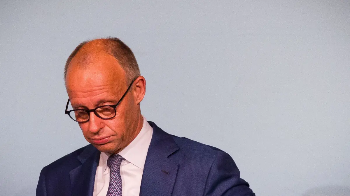 Kanzler Merz zu Besuch bei CDU Niedersachsen: 05.09.2026, Niedersachsen, Langenhagen: Bundeskanzler Friedrich Merz (CDU) reagiert während einer Rede auf einer Veranstaltung der CDU Niedersachsen. Foto: Moritz Frankenberg/dpa +++ dpa-Bildfunk +++