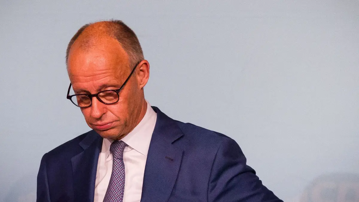 Kanzler Merz zu Besuch bei CDU Niedersachsen: 05.09.2026, Niedersachsen, Langenhagen: Bundeskanzler Friedrich Merz (CDU) reagiert während einer Rede auf einer Veranstaltung der CDU Niedersachsen. Foto: Moritz Frankenberg/dpa +++ dpa-Bildfunk +++