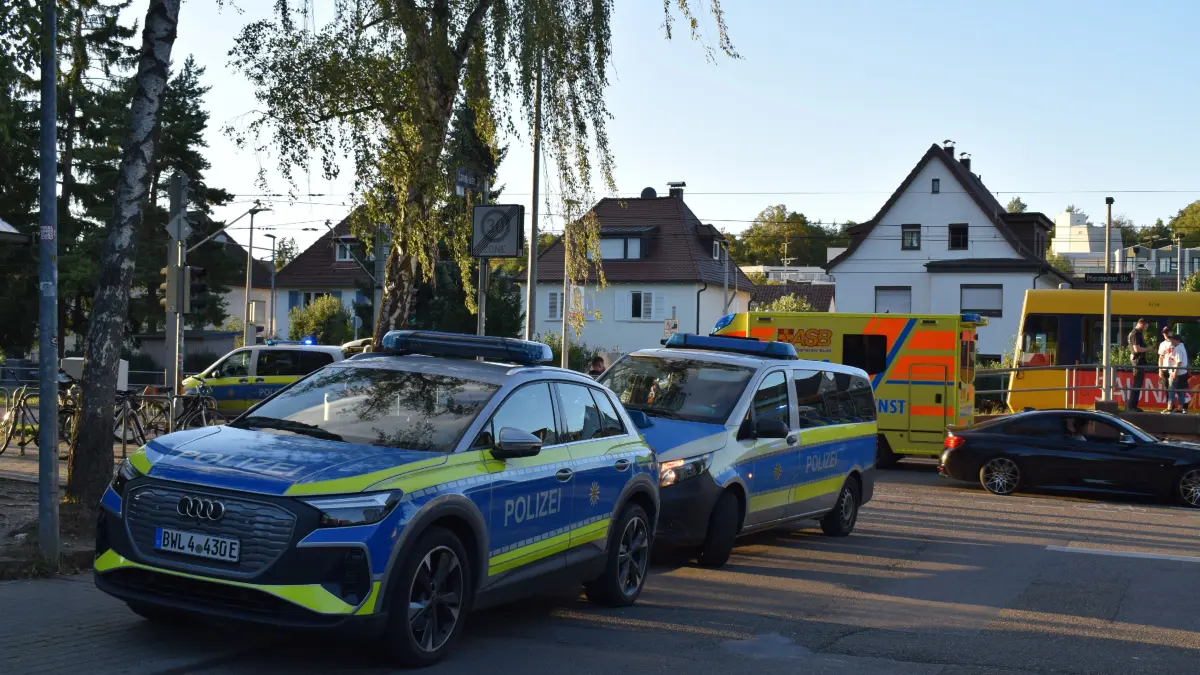Ein 66 Jahre alter Mann ist am Freitagabend (04.09.2026) an der Stadtbahnhaltestelle Landauer Strasse von einer Stadtbahn erfasst und schwer verletzt worden. Der Mann betrat gegen 18.30 Uhr trotz Warnsignal unachtsam die Gleise am Z-Uebergang, als eine Stadtbahn der Linie U6 aus Richtung Loewen-Markt kommend in die Haltestelle einfuhr. Der Mann wurde anschliessend von der Stadtbahn erfasst. Er erlitt hierdurch lebensgefaehrliche Verletzungen und wurde durch Rettungskraefte in ein Krankenhaus eingeliefert. Die Fahrgaeste in der Stadtbahn blieben unverletzt. Fuer die Unfallaufnahme, zu der ein Gutachter hinzugezogen wurde, wurde der Stadtbahnverkehr fuer zwei Stunden eingestellt. An der Stadtbahn entstand ein Sachschaden von mehreren Hundert Euro.