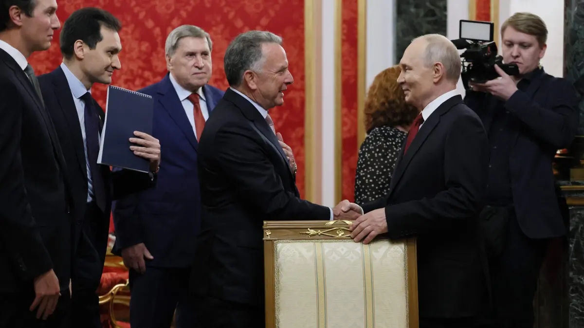 RUSSIA-US-UKRAINE-DIPLOMACY-CONFLICT: In this pool photograph distributed by the Russian state agency Sputnik, Russia's President Vladimir Putin (R) welcomes US special envoy Steve Witkoff (2nd R) and US President Donald Trump's son-in-law Jared Kushner (L) prior to their talks in Moscow on September 5, 2026. Russian President Vladimir Putin met with US envoys Steve Witkoff and Jared Kushner on September 5, 2026 for talks on ending more than four years of war in Ukraine. "The situation is of course not simple," Putin told the US officials in footage aired on Russian state media. (Photo by Mikhail METZEL / POOL / AFP) / *** Editor's note: This image is distributed by the Russian state owned agency Sputnik ***