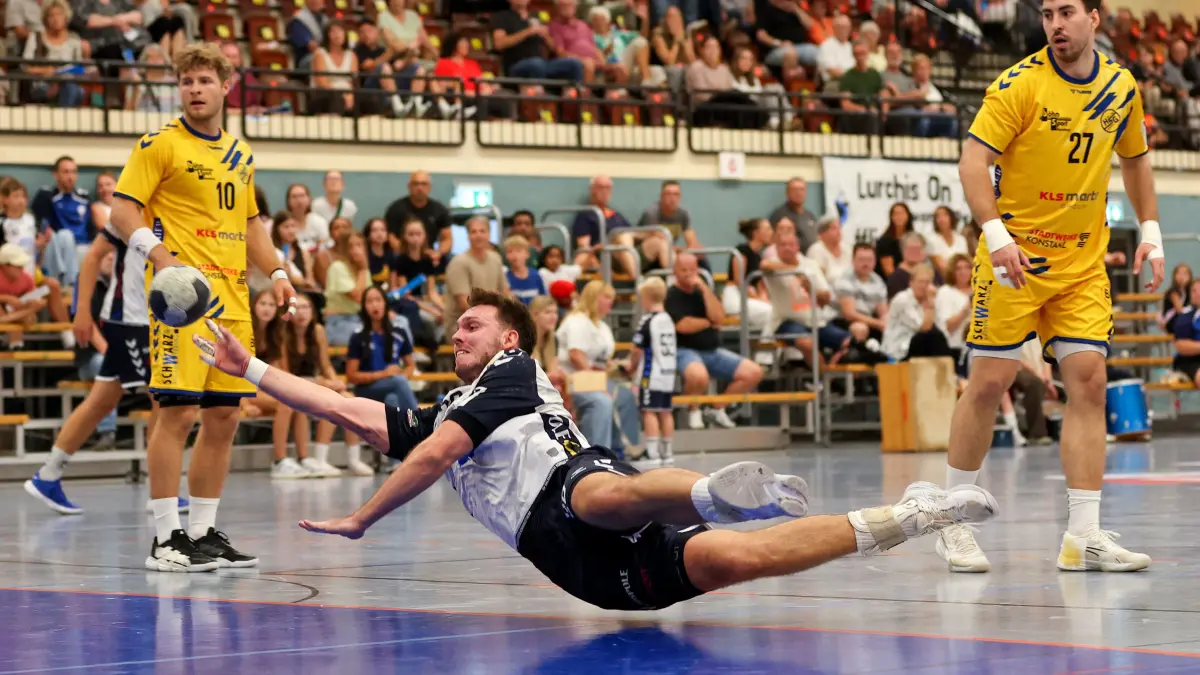 Handball SV Kornwestheim vs. HSG Konstanz: BAU // 05.09.2026, Deutschland, Kornwestheim, Handball Männer 3.Liga Saison 2026/2027,
SV Salamander Kornwestheim vs. HSG Konstanz, v.l. PHILIPP CHRISTIAN HLAWATSCH (HSG), Moritz-Lukas Lanig (SVK), Nikita Pliuto (HSG)