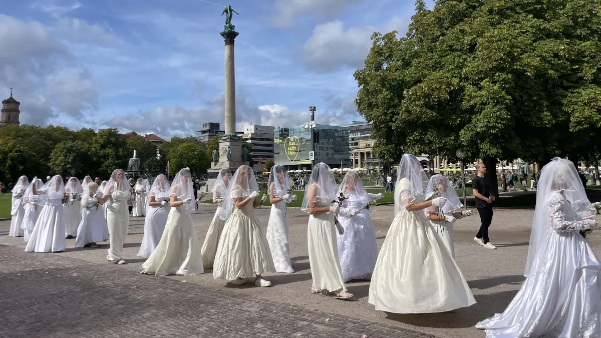 Die Frauen zogen in Brautkleidern durch die Innenstadt, um gegen Femizide und Gewalt an Frauen zu demonstrieren.