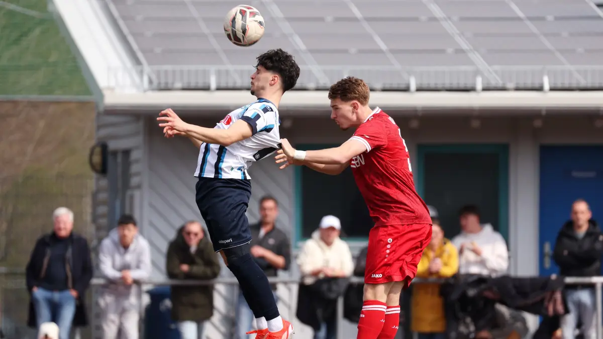 BAU // 21.03.2026, Deutschland, Stuttgart, Fußball U 17 Bundesliga,
SV Stuttgarter Kickers U17 vs. VfB Stuttgart U17, v.l. Gianni Francesco Miolla (Kickers), Tom Brenner (VfB)