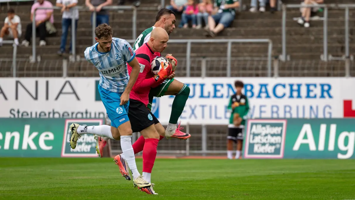 29.08.2026, Fussball, Herren, Regionalliga Südwest, Saison 2026/2027, FC 08 Homburg - Stuttgarter Kickers, Luca Trslic Stuttgarter Kickers Felix Dornebusch Stuttgarter Kickers Emir Kuhinja FC 08 Homburg Homburg Waldstadion Saarland Deutschland *** August 29, 2026, Soccer, Men s, Regionalliga Southwest, 20262027 Season, FC 08 Homburg vs. Stuttgarter Kickers, Luca Trslic Stuttgarter Kickers, Felix Dornebusch Stuttgarter Kickers, Emir Kuhinja FC 08 Homburg, Homburg Waldstadion, Saarland, Germany Copyright: xJürgenxSchumacherx