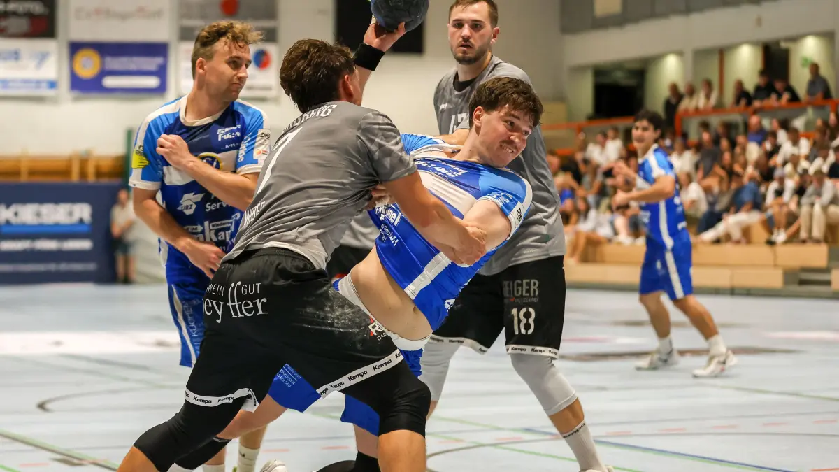 Handball, Regionalliga, TSV Schmiden - TSV Weinsberg, Schmidens Kresiläufer Philipp Eckstein (Mitte)