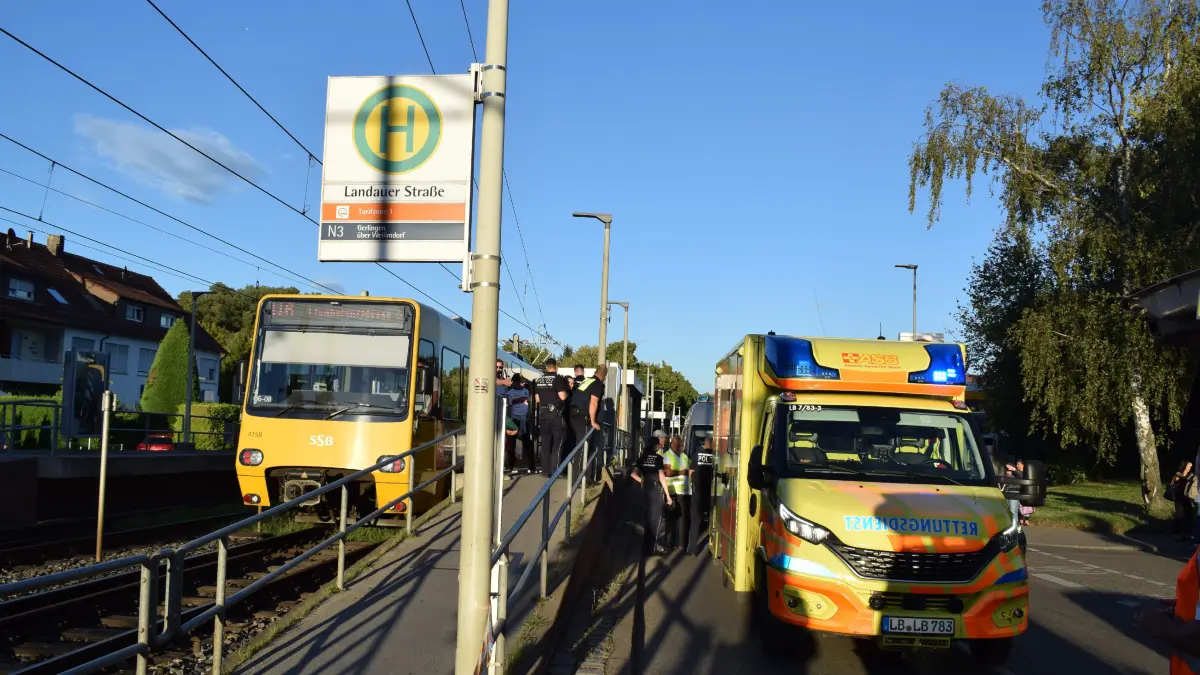 Ein 66 Jahre alter Mann ist am Freitagabend (04.09.2026) an der Stadtbahnhaltestelle Landauer Strasse von einer Stadtbahn erfasst und schwer verletzt worden. Der Mann betrat gegen 18.30 Uhr trotz Warnsignal unachtsam die Gleise am Z-Uebergang, als eine Stadtbahn der Linie U6 aus Richtung Loewen-Markt kommend in die Haltestelle einfuhr. Der Mann wurde anschliessend von der Stadtbahn erfasst. Er erlitt hierdurch lebensgefaehrliche Verletzungen und wurde durch Rettungskraefte in ein Krankenhaus eingeliefert. Die Fahrgaeste in der Stadtbahn blieben unverletzt. Fuer die Unfallaufnahme, zu der ein Gutachter hinzugezogen wurde, wurde der Stadtbahnverkehr fuer zwei Stunden eingestellt. An der Stadtbahn entstand ein Sachschaden von mehreren Hundert Euro.
