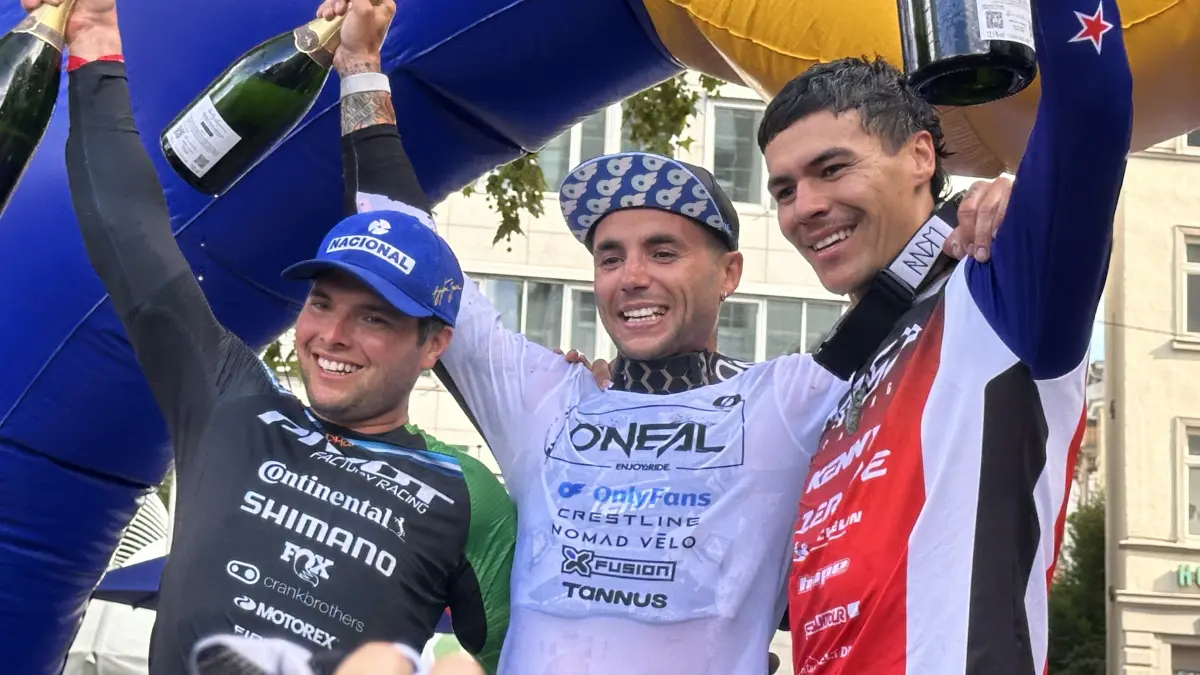 Stuttgart hat einen Champion: Alex Marin (mitte) gewinnt die weltweit größte urbane Downhill-Mountainbike-Rennserie.