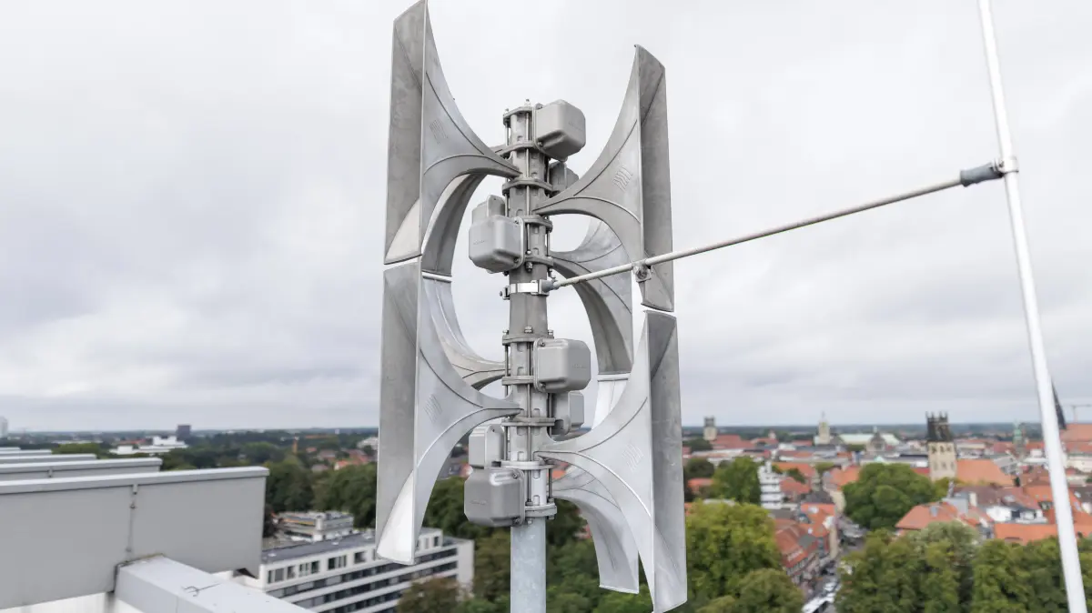 Bevölkerungswarnsystem - Eine elektronische Hörmann-Hochleistungssirene mit markanten Horntrichtern, die dem Katastrophenschutz und der flächendeckenden Warnung der Bevölkerung bei besonderen Gefahrenlagen dient, ist am 03.09.2026 auf dem Stadthaus II in Münster Nordrhein-Westfalen, Deutschland installiert. Auch zum Bundesweiten Warntag, einem gemeinsamen Aktionstag von Bund, Ländern und Kommunen, der in der Regel jährlich am zweiten Donnerstag im September stattfindet, werden die Sirenen ertönen. *** Public Warning System: A high-performance Hörmann electronic siren with distinctive horn cones, designed to support disaster response and provide widespread public warnings in the event of specific emergency situations, was installed