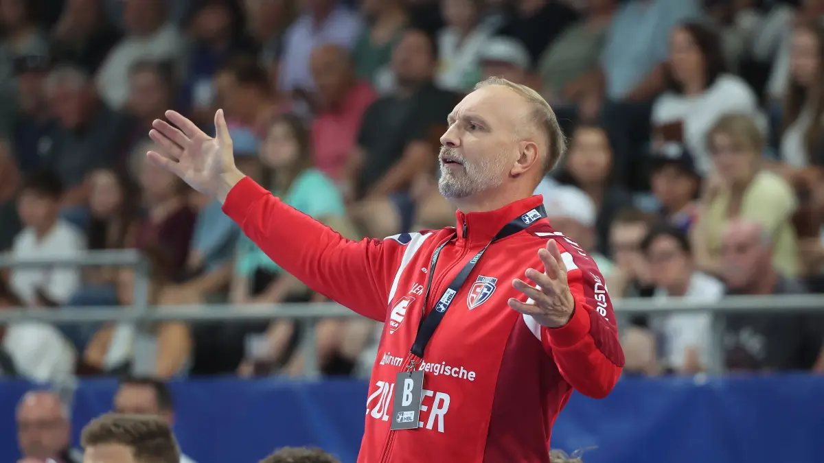 BAU // Bietigheim , Handball Opel-HBL , SG BBM Bietigheim vs. THW Kiel , Trainer Hartmut Mayerhoffer ( BBM )