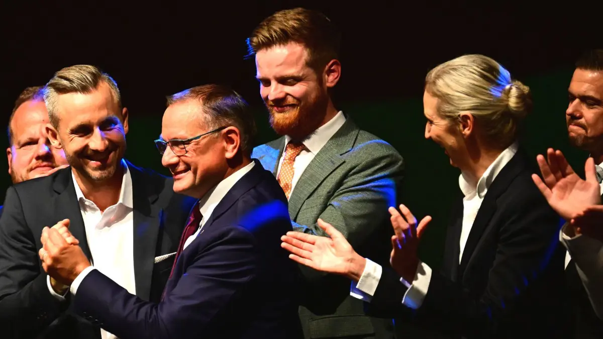 Landtagswahl in Sachsen-Anhalt - Wahlparty AfD: 06.09.2026, Sachsen-Anhalt, Magdeburg: Ulrich Siegmund (l, AfD), Spitzenkandidat und Co-Vorsitzender der AfD-Landtagsfraktion Sachsen-Anhalt, Tino Chrupalla (M, AfD), Bundesvorsitzender und Co-Vorsitzender der AfD-Bundestagsfraktion, und Alice Weidel (r, AfD), Bundesvorsitzende und Co-Vorsitzende der AfD-Bundestagsfraktion, stehen bei der Wahlparty der AfD im Alten Theater auf der Bühne. Am Sonntag (06.09.2026) wurde in Sachsen-Anhalt ein neuer Landtag gewählt. Foto: Sebastian Gollnow/dpa +++ dpa-Bildfunk +++