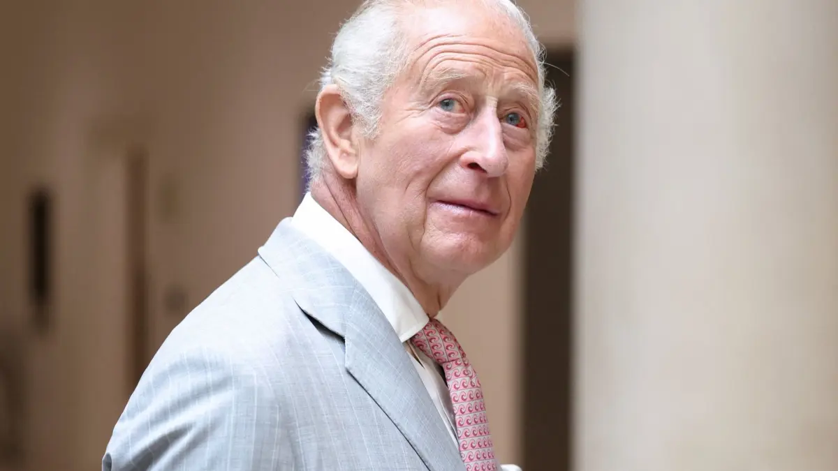 König Charles III.: ARCHIV - 10.07.2026, Großbritannien, Oxford: König Charles III. im Stephen A. Schwarzman Centre for Humanities an der Universität Oxford. (zu dpa: «Darum kommt König Charles nicht zum Begräbnis von Harald V.») Foto: Toby Shepheard/PA Wire/dpa +++ dpa-Bildfunk +++