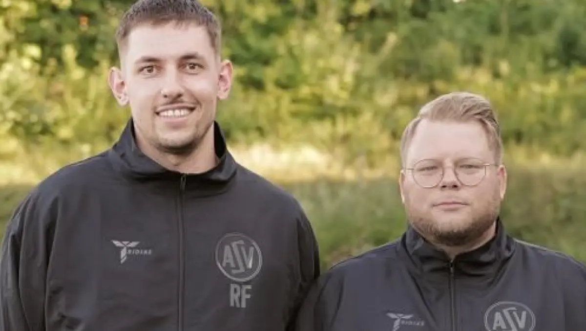 Der Ex-Keeper Robin Fast vertrat den Chefcoach Alexander Schweizer (rechts).