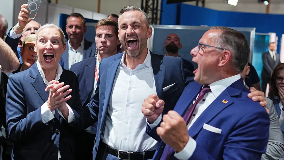 Landtagswahl in Sachsen-Anhalt - AfD: 06.09.2026, Sachsen-Anhalt, Magdeburg: Ulrich Siegmund (M, AfD), Spitzenkandidat und Co-Vorsitzender der AfD-Landtagsfraktion Sachsen-Anhalt, jubelt mit Alice Weidel (l, AfD), Bundesvorsitzende und Co-Vorsitzende der AfD-Bundestagsfraktion, und Tino Chrupalla (AfD), Bundesvorsitzender und Co-Vorsitzender der AfD-Bundestagsfraktion, nach der Prognose zum Ergebnis der Landtagswahl Sachsen-Anhalt. Am Sonntag (06.09.2026) wurde in Sachsen-Anhalt ein neuer Landtag gewählt. (zu dpa: ««Wir gehen hier durch die Decke» - AfD feiert Rekordergebnis») Foto: Michael Kappeler/dpa +++ dpa-Bildfunk +++