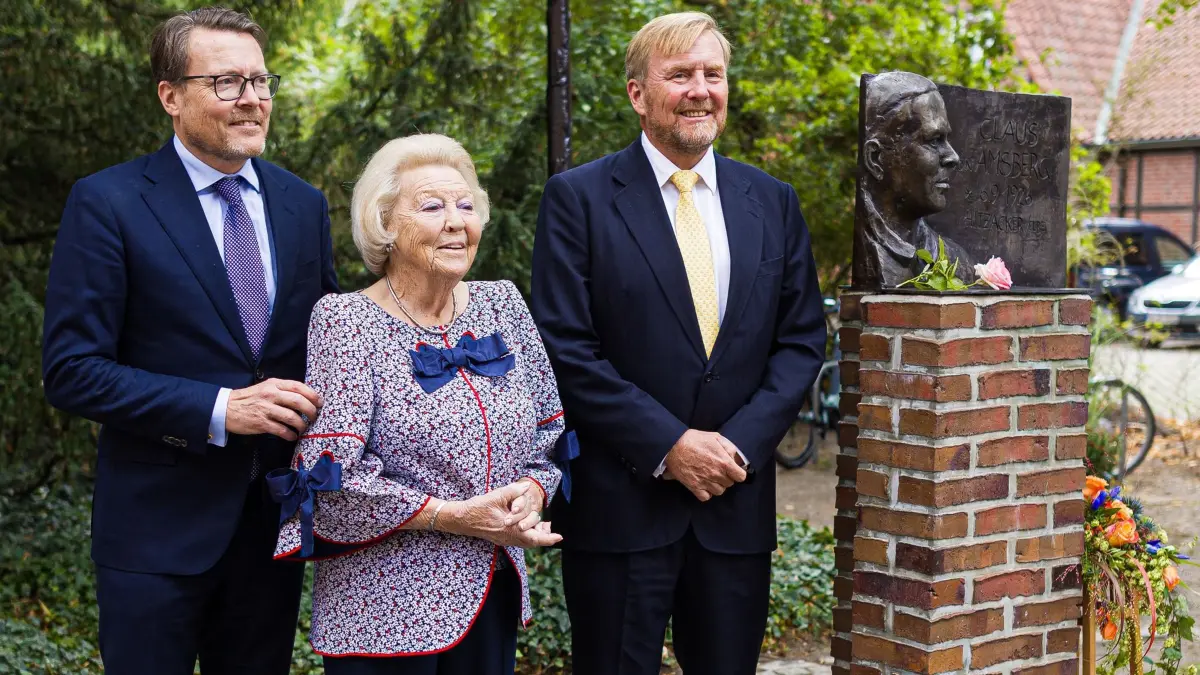 Niederländischer Adel besucht Hitzacker: 06.09.2026, Niedersachsen, Hitzacker: Prinz Constantijn der Niederlande (l-r), Prinzessin Beatrix und der niederländische König Willem-Alexander stehen bei ihrem Besuch von Hitzacker neben dem Denkmal für Claus von Amsberg. Claus von Amsberg war Prinzgemahl der früheren niederländischen Königin Beatrix. Foto: Moritz Frankenberg/dpa +++ dpa-Bildfunk +++