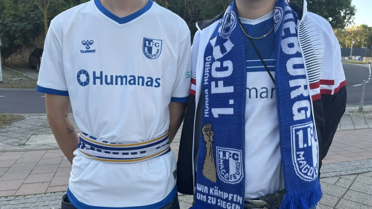 Die zwei Magdeburg-Fans Bela und Moritz haben die ersten Wahlprognosen im Zug erlebt.