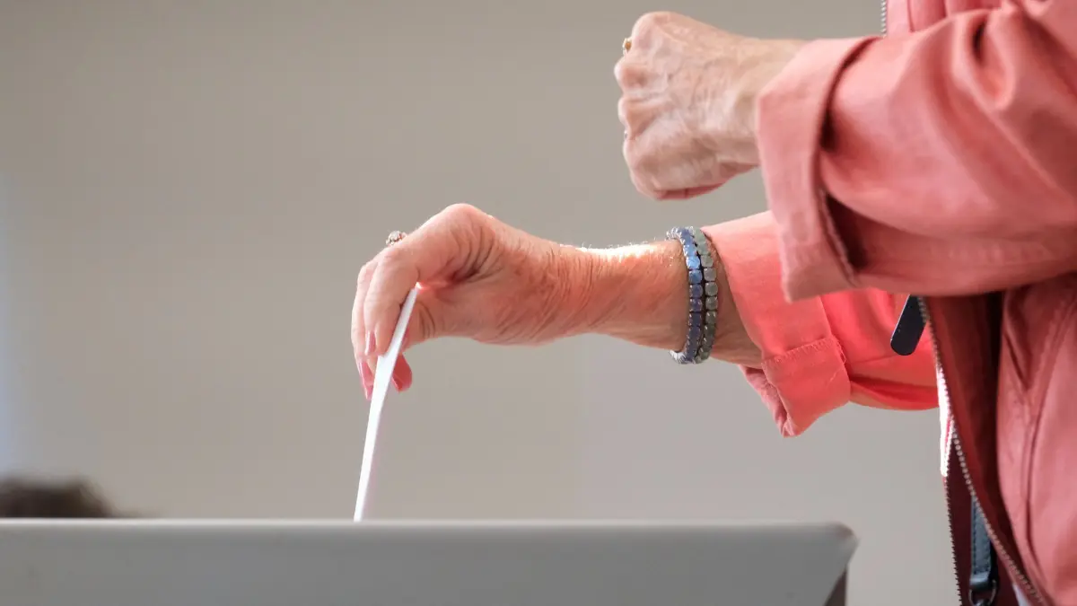 Landtagswahl in Sachsen-Anhalt - Wahllokal in Magdeburg